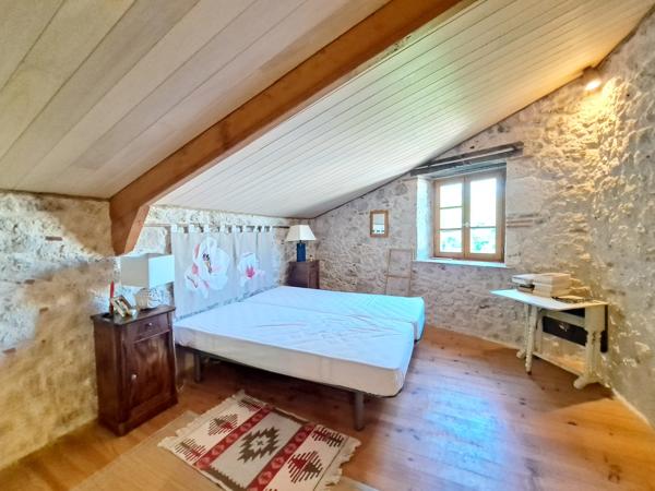 Jolie Propriété en Pierre au Cœur d’un Hameau Paisible
