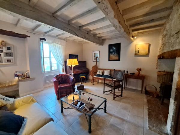 Jolie Propriété en Pierre au Cœur d’un Hameau Paisible