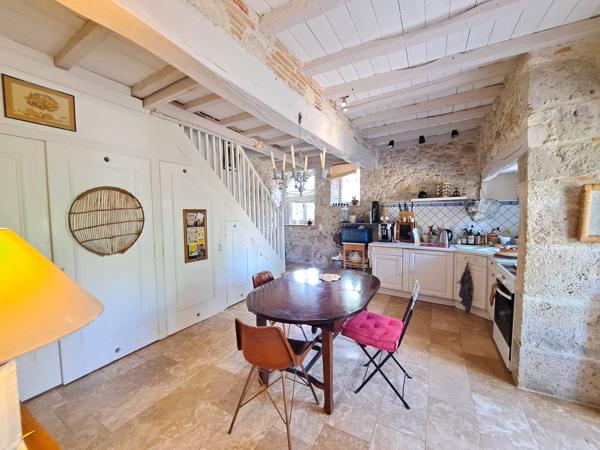 Jolie Propriété en Pierre au Cœur d’un Hameau Paisible