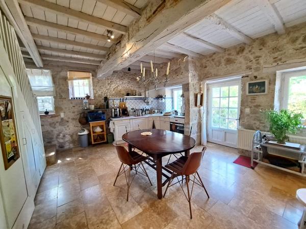 Jolie Propriété en Pierre au Cœur d’un Hameau Paisible