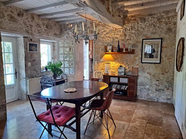 Jolie Propriété en Pierre au Cœur d’un Hameau Paisible