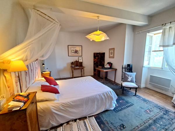 Jolie Propriété en Pierre au Cœur d’un Hameau Paisible