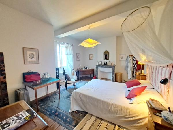 Jolie Propriété en Pierre au Cœur d’un Hameau Paisible