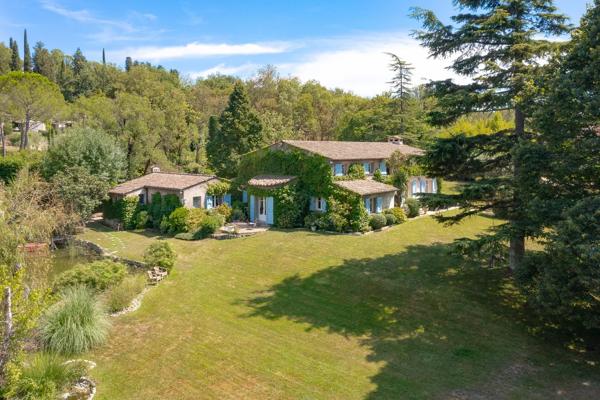 Villa provençale dans un domaine privé.