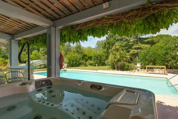 Villa provençale dans un domaine privé.