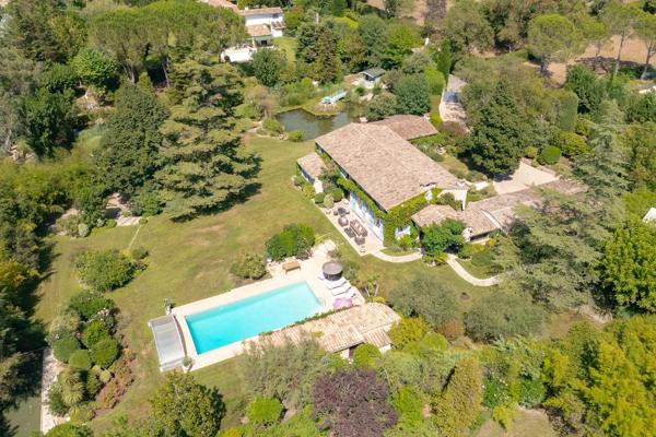 Villa provençale dans un domaine privé.