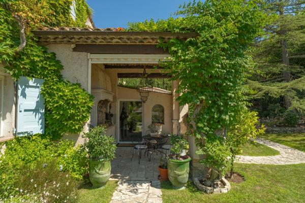 Villa provençale dans un domaine privé.