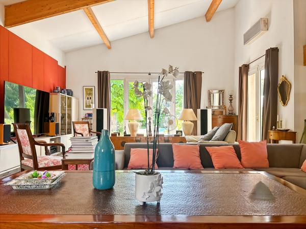 Villa de 300m² sur 10845m²  secteur Gémenos/Roquevaire