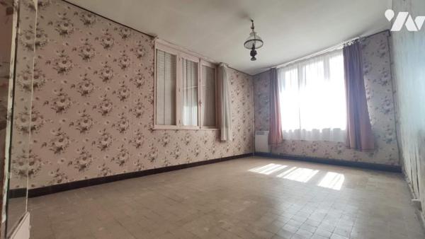 Belle maison en briques avec dépendances