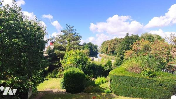 Belle maison en briques avec dépendances