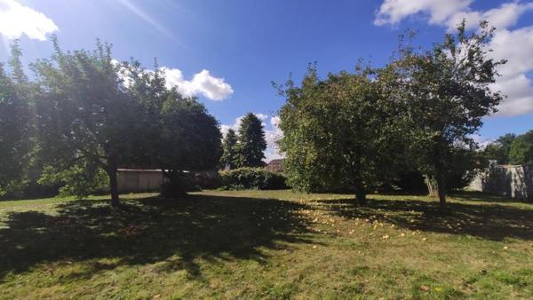 Belle maison en briques avec dépendances