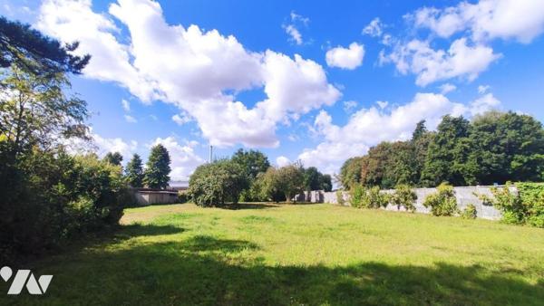 Belle maison en briques avec dépendances