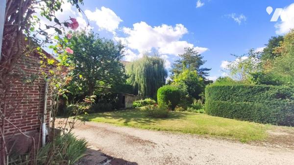 Belle maison en briques avec dépendances