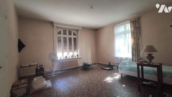 Belle maison en briques avec dépendances