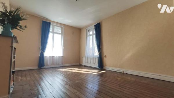 Belle maison en briques avec dépendances