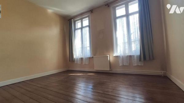 Belle maison en briques avec dépendances