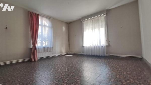 Belle maison en briques avec dépendances