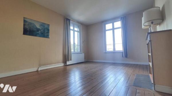 Belle maison en briques avec dépendances