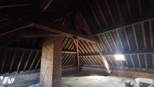 Belle maison en briques avec dépendances