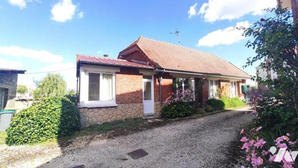 Belle maison en briques avec dépendances