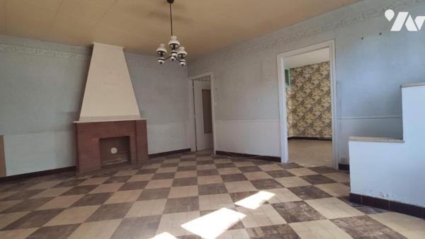 Belle maison en briques avec dépendances