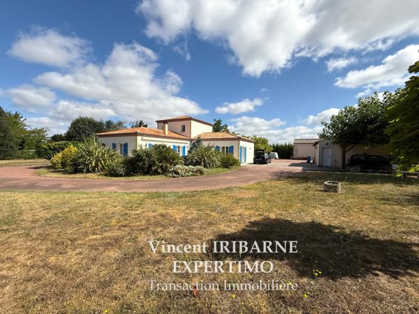 Les Gonds (17100) Propriété avec 4 Chambres, Double Garage sur un terrain de 6 800 m²
