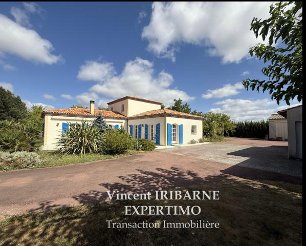 Les Gonds (17100) Propriété avec 4 Chambres, Double Garage sur un terrain de 6 800 m²