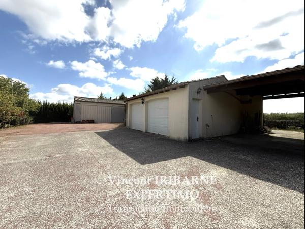 Les Gonds (17100) Propriété avec 4 Chambres, Double Garage sur un terrain de 6 800 m²