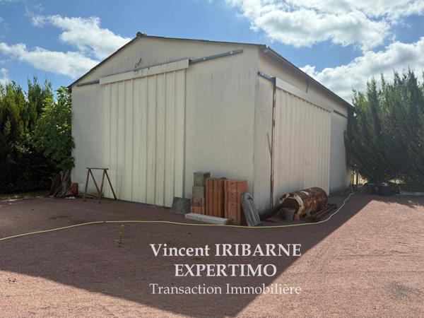Les Gonds (17100) Propriété avec 4 Chambres, Double Garage sur un terrain de 6 800 m²