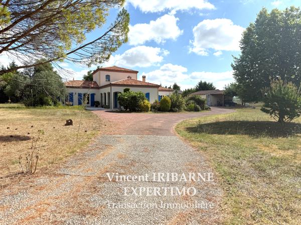 Les Gonds (17100) Propriété avec 4 Chambres, Double Garage sur un terrain de 6 800 m²