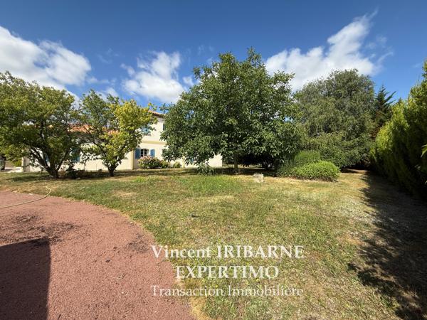 Les Gonds (17100) Propriété avec 4 Chambres, Double Garage sur un terrain de 6 800 m²