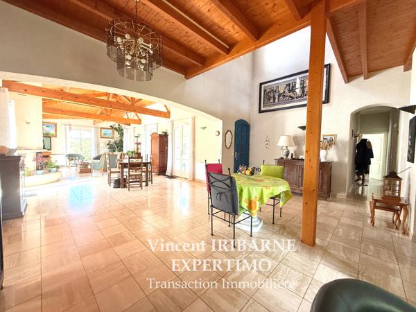 Les Gonds (17100) Propriété avec 4 Chambres, Double Garage sur un terrain de 6 800 m²