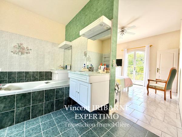 Les Gonds (17100) Propriété avec 4 Chambres, Double Garage sur un terrain de 6 800 m²