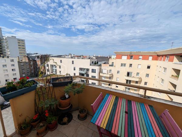 NOUVEAUTÉ À DÉCOUVRIR

À vendre au Havre, découvrez cet appartement T3 de 66 m² avec 2 chambres, situé au 5ᵉ étage avec ascenseur d’une résidence avec accès PMR, à proximité des commerces et des lignes de bus.

L’appartement se compose d’une entrée, d’un salon-séjour avec cuisine aménagée et équipée semi-ouverte, de deux chambres, d’une salle de bains avec vasque et d’un WC indépendant.

Vous profiterez également d’un balcon exposé Ouest, ainsi que d’une place de parking extérieure nominative.

La résidence dispose également d’un local à vélos.

Le bien est équipé d’un chauffage électrique individuel et de volets manuels.

DPE : D

Les atouts :

Balcon exposé Ouest
Ascenseur et accès PMR
Place de parking nominative
Local à vélos
Chauffage individuel
Proximité commerces et transports

Un appartement 3 pièces au Havre avec balcon, parking et ascenseur, idéal pour une résidence principale ou un investissement locatif.

À proximité : commerces, lignes de bus et future ligne C du tramway prévue fin 2027.

Vous recherchez un bien ?
Déposez vos critères ici et soyez informé(e) de nos nouveautés : https://tally.so/r/GxElWj