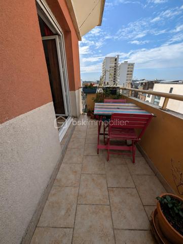 NOUVEAUTÉ À DÉCOUVRIR

À vendre au Havre, découvrez cet appartement T3 de 66 m² avec 2 chambres, situé au 5ᵉ étage avec ascenseur d’une résidence avec accès PMR, à proximité des commerces et des lignes de bus.

L’appartement se compose d’une entrée, d’un salon-séjour avec cuisine aménagée et équipée semi-ouverte, de deux chambres, d’une salle de bains avec vasque et d’un WC indépendant.

Vous profiterez également d’un balcon exposé Ouest, ainsi que d’une place de parking extérieure nominative.

La résidence dispose également d’un local à vélos.

Le bien est équipé d’un chauffage électrique individuel et de volets manuels.

DPE : D

Les atouts :

Balcon exposé Ouest
Ascenseur et accès PMR
Place de parking nominative
Local à vélos
Chauffage individuel
Proximité commerces et transports

Un appartement 3 pièces au Havre avec balcon, parking et ascenseur, idéal pour une résidence principale ou un investissement locatif.

À proximité : commerces, lignes de bus et future ligne C du tramway prévue fin 2027.

Vous recherchez un bien ?
Déposez vos critères ici et soyez informé(e) de nos nouveautés : https://tally.so/r/GxElWj