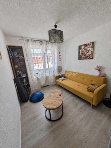 NOUVEAUTÉ À DÉCOUVRIR

À vendre au Havre, découvrez cet appartement T3 de 66 m² avec 2 chambres, situé au 5ᵉ étage avec ascenseur d’une résidence avec accès PMR, à proximité des commerces et des lignes de bus.

L’appartement se compose d’une entrée, d’un salon-séjour avec cuisine aménagée et équipée semi-ouverte, de deux chambres, d’une salle de bains avec vasque et d’un WC indépendant.

Vous profiterez également d’un balcon exposé Ouest, ainsi que d’une place de parking extérieure nominative.

La résidence dispose également d’un local à vélos.

Le bien est équipé d’un chauffage électrique individuel et de volets manuels.

DPE : D

Les atouts :

Balcon exposé Ouest
Ascenseur et accès PMR
Place de parking nominative
Local à vélos
Chauffage individuel
Proximité commerces et transports

Un appartement 3 pièces au Havre avec balcon, parking et ascenseur, idéal pour une résidence principale ou un investissement locatif.

À proximité : commerces, lignes de bus et future ligne C du tramway prévue fin 2027.

Vous recherchez un bien ?
Déposez vos critères ici et soyez informé(e) de nos nouveautés : https://tally.so/r/GxElWj