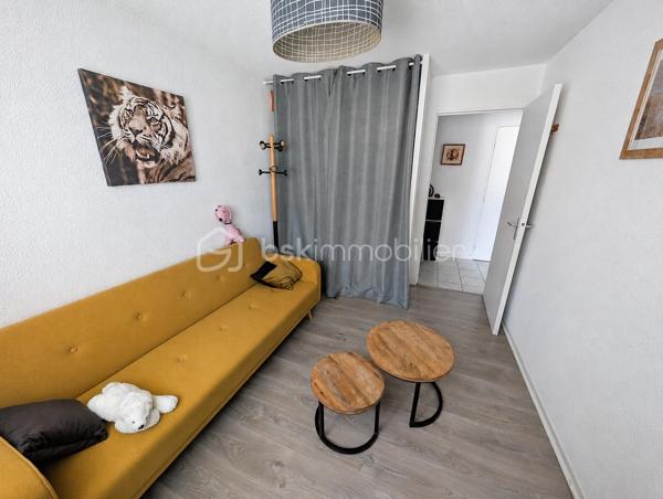 NOUVEAUTÉ À DÉCOUVRIR

À vendre au Havre, découvrez cet appartement T3 de 66 m² avec 2 chambres, situé au 5ᵉ étage avec ascenseur d’une résidence avec accès PMR, à proximité des commerces et des lignes de bus.

L’appartement se compose d’une entrée, d’un salon-séjour avec cuisine aménagée et équipée semi-ouverte, de deux chambres, d’une salle de bains avec vasque et d’un WC indépendant.

Vous profiterez également d’un balcon exposé Ouest, ainsi que d’une place de parking extérieure nominative.

La résidence dispose également d’un local à vélos.

Le bien est équipé d’un chauffage électrique individuel et de volets manuels.

DPE : D

Les atouts :

Balcon exposé Ouest
Ascenseur et accès PMR
Place de parking nominative
Local à vélos
Chauffage individuel
Proximité commerces et transports

Un appartement 3 pièces au Havre avec balcon, parking et ascenseur, idéal pour une résidence principale ou un investissement locatif.

À proximité : commerces, lignes de bus et future ligne C du tramway prévue fin 2027.

Vous recherchez un bien ?
Déposez vos critères ici et soyez informé(e) de nos nouveautés : https://tally.so/r/GxElWj