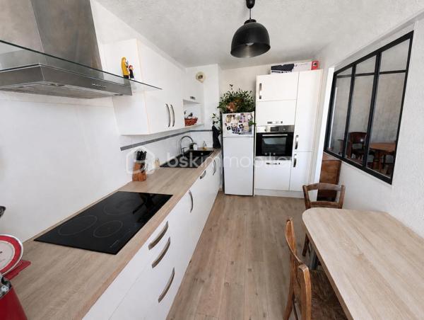 NOUVEAUTÉ À DÉCOUVRIR

À vendre au Havre, découvrez cet appartement T3 de 66 m² avec 2 chambres, situé au 5ᵉ étage avec ascenseur d’une résidence avec accès PMR, à proximité des commerces et des lignes de bus.

L’appartement se compose d’une entrée, d’un salon-séjour avec cuisine aménagée et équipée semi-ouverte, de deux chambres, d’une salle de bains avec vasque et d’un WC indépendant.

Vous profiterez également d’un balcon exposé Ouest, ainsi que d’une place de parking extérieure nominative.

La résidence dispose également d’un local à vélos.

Le bien est équipé d’un chauffage électrique individuel et de volets manuels.

DPE : D

Les atouts :

Balcon exposé Ouest
Ascenseur et accès PMR
Place de parking nominative
Local à vélos
Chauffage individuel
Proximité commerces et transports

Un appartement 3 pièces au Havre avec balcon, parking et ascenseur, idéal pour une résidence principale ou un investissement locatif.

À proximité : commerces, lignes de bus et future ligne C du tramway prévue fin 2027.

Vous recherchez un bien ?
Déposez vos critères ici et soyez informé(e) de nos nouveautés : https://tally.so/r/GxElWj