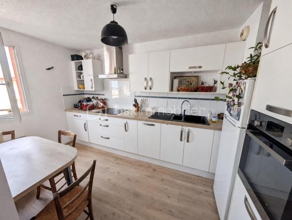 NOUVEAUTÉ À DÉCOUVRIR

À vendre au Havre, découvrez cet appartement T3 de 66 m² avec 2 chambres, situé au 5ᵉ étage avec ascenseur d’une résidence avec accès PMR, à proximité des commerces et des lignes de bus.

L’appartement se compose d’une entrée, d’un salon-séjour avec cuisine aménagée et équipée semi-ouverte, de deux chambres, d’une salle de bains avec vasque et d’un WC indépendant.

Vous profiterez également d’un balcon exposé Ouest, ainsi que d’une place de parking extérieure nominative.

La résidence dispose également d’un local à vélos.

Le bien est équipé d’un chauffage électrique individuel et de volets manuels.

DPE : D

Les atouts :

Balcon exposé Ouest
Ascenseur et accès PMR
Place de parking nominative
Local à vélos
Chauffage individuel
Proximité commerces et transports

Un appartement 3 pièces au Havre avec balcon, parking et ascenseur, idéal pour une résidence principale ou un investissement locatif.

À proximité : commerces, lignes de bus et future ligne C du tramway prévue fin 2027.

Vous recherchez un bien ?
Déposez vos critères ici et soyez informé(e) de nos nouveautés : https://tally.so/r/GxElWj