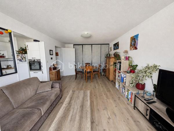 NOUVEAUTÉ À DÉCOUVRIR

À vendre au Havre, découvrez cet appartement T3 de 66 m² avec 2 chambres, situé au 5ᵉ étage avec ascenseur d’une résidence avec accès PMR, à proximité des commerces et des lignes de bus.

L’appartement se compose d’une entrée, d’un salon-séjour avec cuisine aménagée et équipée semi-ouverte, de deux chambres, d’une salle de bains avec vasque et d’un WC indépendant.

Vous profiterez également d’un balcon exposé Ouest, ainsi que d’une place de parking extérieure nominative.

La résidence dispose également d’un local à vélos.

Le bien est équipé d’un chauffage électrique individuel et de volets manuels.

DPE : D

Les atouts :

Balcon exposé Ouest
Ascenseur et accès PMR
Place de parking nominative
Local à vélos
Chauffage individuel
Proximité commerces et transports

Un appartement 3 pièces au Havre avec balcon, parking et ascenseur, idéal pour une résidence principale ou un investissement locatif.

À proximité : commerces, lignes de bus et future ligne C du tramway prévue fin 2027.

Vous recherchez un bien ?
Déposez vos critères ici et soyez informé(e) de nos nouveautés : https://tally.so/r/GxElWj