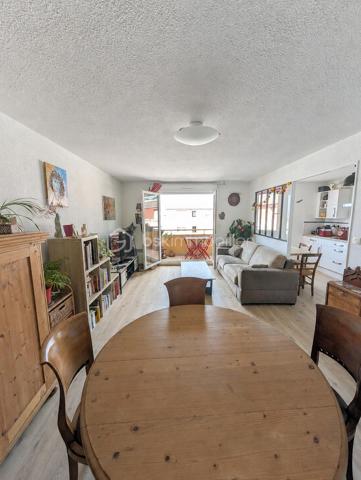 NOUVEAUTÉ À DÉCOUVRIR

À vendre au Havre, découvrez cet appartement T3 de 66 m² avec 2 chambres, situé au 5ᵉ étage avec ascenseur d’une résidence avec accès PMR, à proximité des commerces et des lignes de bus.

L’appartement se compose d’une entrée, d’un salon-séjour avec cuisine aménagée et équipée semi-ouverte, de deux chambres, d’une salle de bains avec vasque et d’un WC indépendant.

Vous profiterez également d’un balcon exposé Ouest, ainsi que d’une place de parking extérieure nominative.

La résidence dispose également d’un local à vélos.

Le bien est équipé d’un chauffage électrique individuel et de volets manuels.

DPE : D

Les atouts :

Balcon exposé Ouest
Ascenseur et accès PMR
Place de parking nominative
Local à vélos
Chauffage individuel
Proximité commerces et transports

Un appartement 3 pièces au Havre avec balcon, parking et ascenseur, idéal pour une résidence principale ou un investissement locatif.

À proximité : commerces, lignes de bus et future ligne C du tramway prévue fin 2027.

Vous recherchez un bien ?
Déposez vos critères ici et soyez informé(e) de nos nouveautés : https://tally.so/r/GxElWj