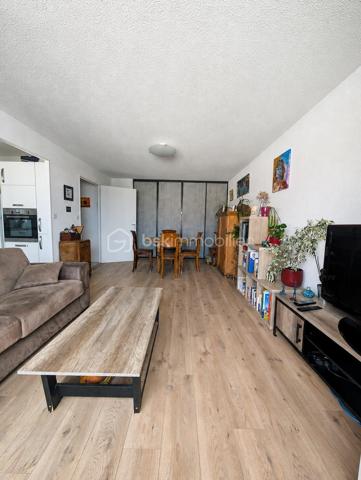 NOUVEAUTÉ À DÉCOUVRIR

À vendre au Havre, découvrez cet appartement T3 de 66 m² avec 2 chambres, situé au 5ᵉ étage avec ascenseur d’une résidence avec accès PMR, à proximité des commerces et des lignes de bus.

L’appartement se compose d’une entrée, d’un salon-séjour avec cuisine aménagée et équipée semi-ouverte, de deux chambres, d’une salle de bains avec vasque et d’un WC indépendant.

Vous profiterez également d’un balcon exposé Ouest, ainsi que d’une place de parking extérieure nominative.

La résidence dispose également d’un local à vélos.

Le bien est équipé d’un chauffage électrique individuel et de volets manuels.

DPE : D

Les atouts :

Balcon exposé Ouest
Ascenseur et accès PMR
Place de parking nominative
Local à vélos
Chauffage individuel
Proximité commerces et transports

Un appartement 3 pièces au Havre avec balcon, parking et ascenseur, idéal pour une résidence principale ou un investissement locatif.

À proximité : commerces, lignes de bus et future ligne C du tramway prévue fin 2027.

Vous recherchez un bien ?
Déposez vos critères ici et soyez informé(e) de nos nouveautés : https://tally.so/r/GxElWj