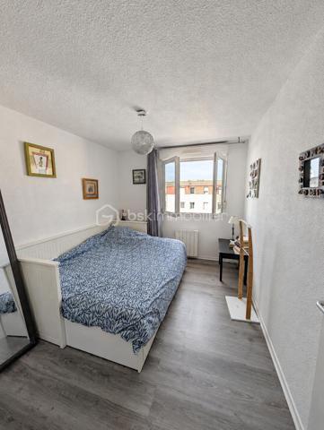 NOUVEAUTÉ À DÉCOUVRIR

À vendre au Havre, découvrez cet appartement T3 de 66 m² avec 2 chambres, situé au 5ᵉ étage avec ascenseur d’une résidence avec accès PMR, à proximité des commerces et des lignes de bus.

L’appartement se compose d’une entrée, d’un salon-séjour avec cuisine aménagée et équipée semi-ouverte, de deux chambres, d’une salle de bains avec vasque et d’un WC indépendant.

Vous profiterez également d’un balcon exposé Ouest, ainsi que d’une place de parking extérieure nominative.

La résidence dispose également d’un local à vélos.

Le bien est équipé d’un chauffage électrique individuel et de volets manuels.

DPE : D

Les atouts :

Balcon exposé Ouest
Ascenseur et accès PMR
Place de parking nominative
Local à vélos
Chauffage individuel
Proximité commerces et transports

Un appartement 3 pièces au Havre avec balcon, parking et ascenseur, idéal pour une résidence principale ou un investissement locatif.

À proximité : commerces, lignes de bus et future ligne C du tramway prévue fin 2027.

Vous recherchez un bien ?
Déposez vos critères ici et soyez informé(e) de nos nouveautés : https://tally.so/r/GxElWj