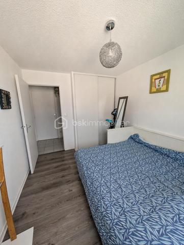 NOUVEAUTÉ À DÉCOUVRIR

À vendre au Havre, découvrez cet appartement T3 de 66 m² avec 2 chambres, situé au 5ᵉ étage avec ascenseur d’une résidence avec accès PMR, à proximité des commerces et des lignes de bus.

L’appartement se compose d’une entrée, d’un salon-séjour avec cuisine aménagée et équipée semi-ouverte, de deux chambres, d’une salle de bains avec vasque et d’un WC indépendant.

Vous profiterez également d’un balcon exposé Ouest, ainsi que d’une place de parking extérieure nominative.

La résidence dispose également d’un local à vélos.

Le bien est équipé d’un chauffage électrique individuel et de volets manuels.

DPE : D

Les atouts :

Balcon exposé Ouest
Ascenseur et accès PMR
Place de parking nominative
Local à vélos
Chauffage individuel
Proximité commerces et transports

Un appartement 3 pièces au Havre avec balcon, parking et ascenseur, idéal pour une résidence principale ou un investissement locatif.

À proximité : commerces, lignes de bus et future ligne C du tramway prévue fin 2027.

Vous recherchez un bien ?
Déposez vos critères ici et soyez informé(e) de nos nouveautés : https://tally.so/r/GxElWj