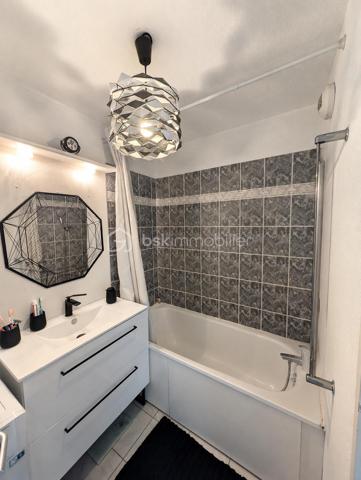 NOUVEAUTÉ À DÉCOUVRIR

À vendre au Havre, découvrez cet appartement T3 de 66 m² avec 2 chambres, situé au 5ᵉ étage avec ascenseur d’une résidence avec accès PMR, à proximité des commerces et des lignes de bus.

L’appartement se compose d’une entrée, d’un salon-séjour avec cuisine aménagée et équipée semi-ouverte, de deux chambres, d’une salle de bains avec vasque et d’un WC indépendant.

Vous profiterez également d’un balcon exposé Ouest, ainsi que d’une place de parking extérieure nominative.

La résidence dispose également d’un local à vélos.

Le bien est équipé d’un chauffage électrique individuel et de volets manuels.

DPE : D

Les atouts :

Balcon exposé Ouest
Ascenseur et accès PMR
Place de parking nominative
Local à vélos
Chauffage individuel
Proximité commerces et transports

Un appartement 3 pièces au Havre avec balcon, parking et ascenseur, idéal pour une résidence principale ou un investissement locatif.

À proximité : commerces, lignes de bus et future ligne C du tramway prévue fin 2027.

Vous recherchez un bien ?
Déposez vos critères ici et soyez informé(e) de nos nouveautés : https://tally.so/r/GxElWj