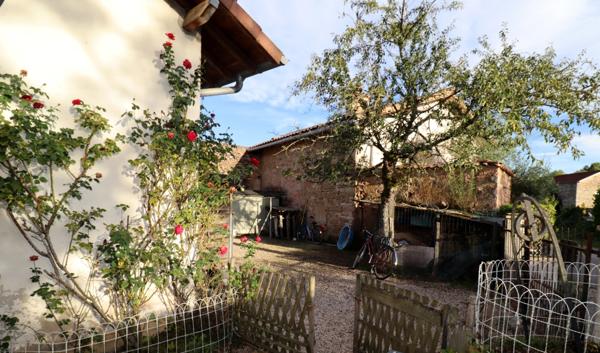 Proche de CUISERY (71) Maison de village en pierre rénovée avec dépendances