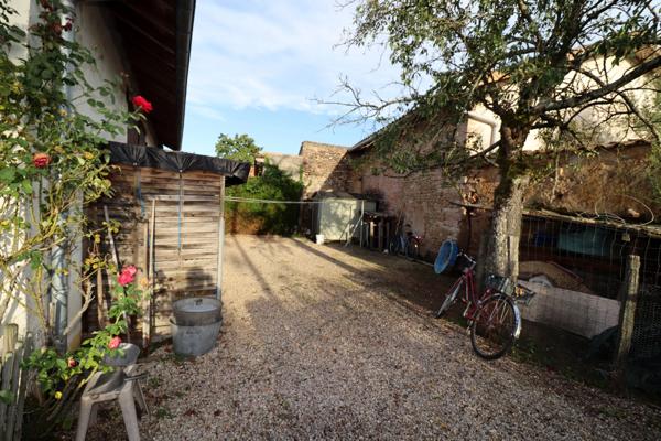Proche de CUISERY (71) Maison de village en pierre rénovée avec dépendances