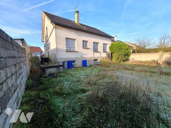 Château-Landon, dans le hameau de Bruzelles, maison à rénover d'environ 86 m² avec sous-sol tot...