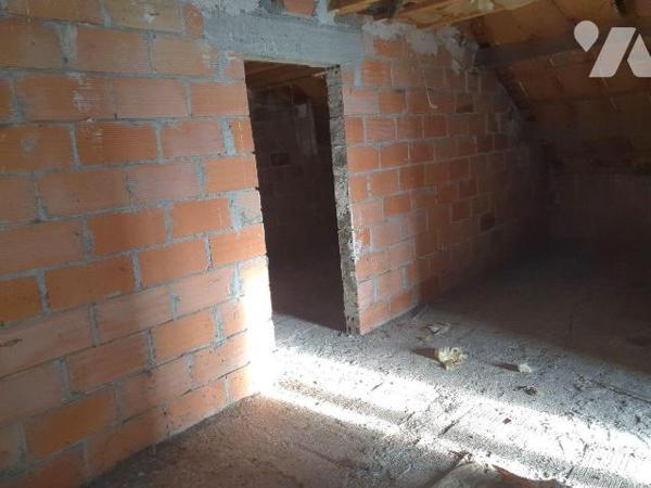 Château-Landon, dans le hameau de Bruzelles, maison à rénover d'environ 86 m² avec sous-sol tot...