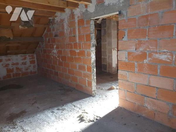 Château-Landon, dans le hameau de Bruzelles, maison à rénover d'environ 86 m² avec sous-sol tot...